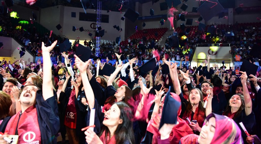 Anadolu Üniversitesi, mezunlarını uğurlamanın gururu ve mutluluğunu yaşadı