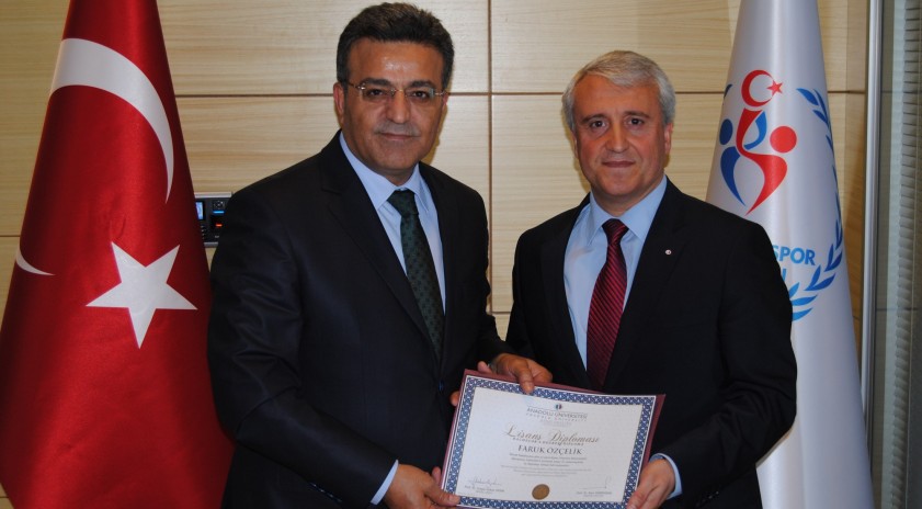 Müsteşar, diplomasını Rektör Gündoğan’ın elinden aldı