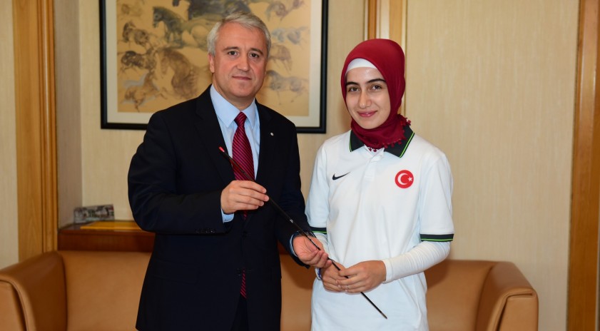 Rektör Gündoğan, Avrupa Şampiyonu öğrencimizi makamında ağırladı 