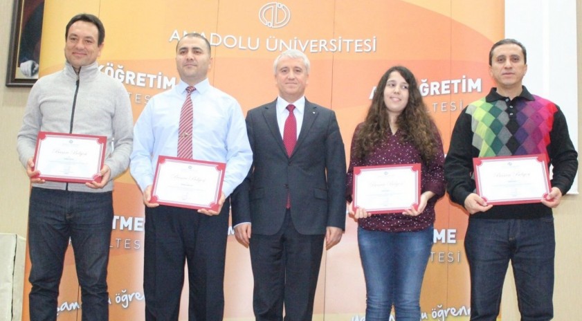 Açıköğretim Sisteminin başarılı öğrencileri belgelerini Rektör Gündoğan’dan aldı