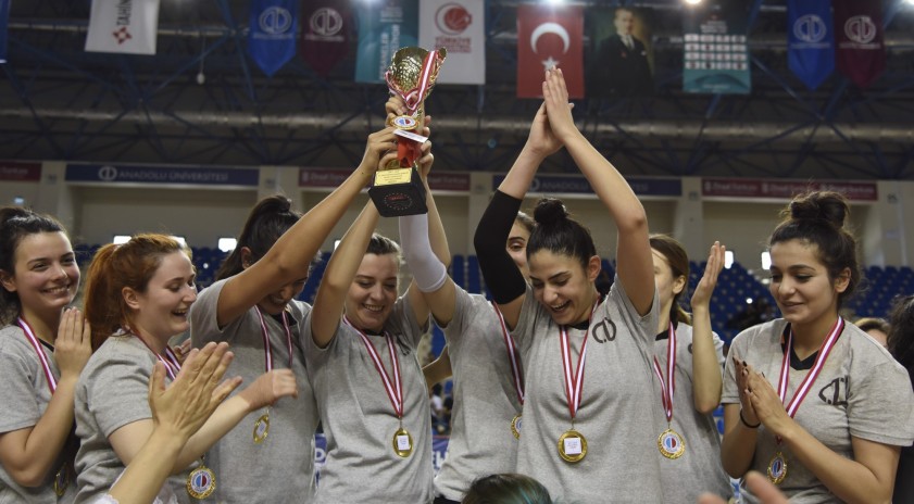 35. Bahar Şenlikleri Voleybol Turnuvasında kupalar sahiplerini buldu