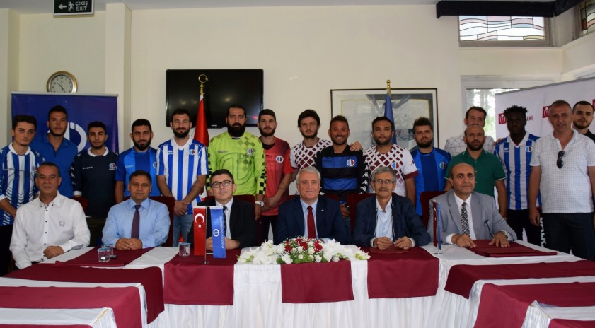 Anadolu Üniversitesi, yeni sporcularını imza töreniyle basına tanıttı