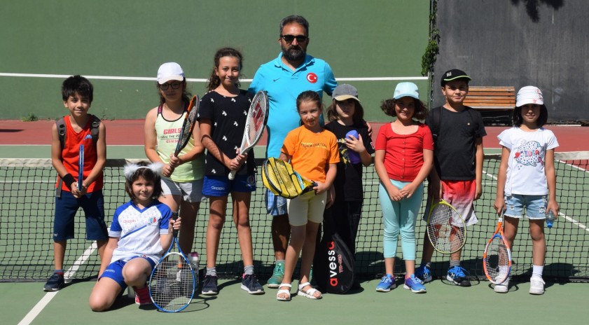 Çocuklar yaz boyunca tenisle buluşuyor