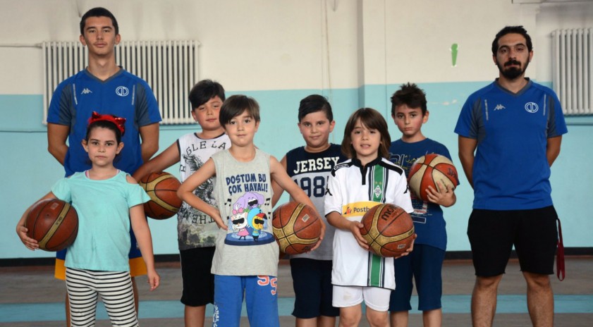 Anadolu Üniversitesi yaz spor okulunda çocuklar basketbol ile tanışıyor
