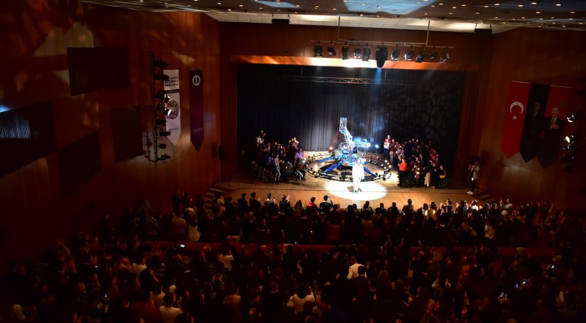 Anadolu Üniversitesi Uluslararası Tiyatro Festivali’nde bir baş yapıt: ''Bir Delinin Hatıra Defteri''