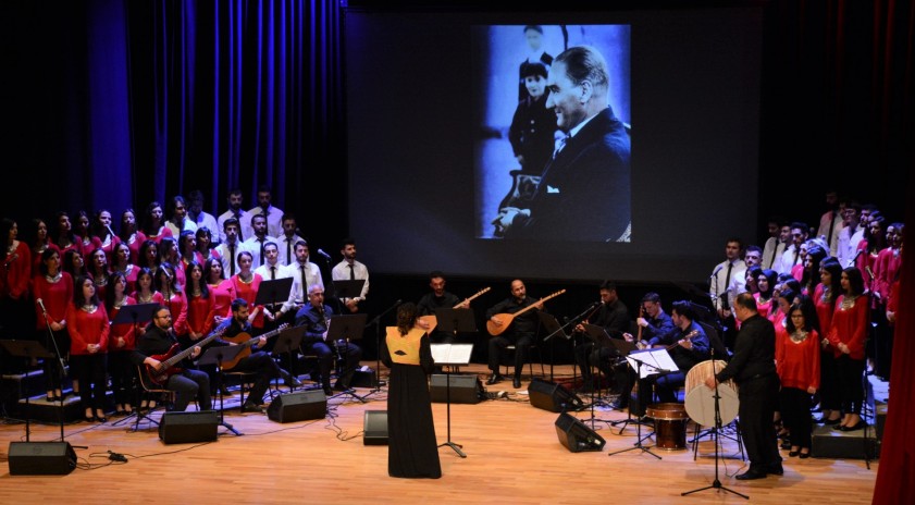 “Türkülerle Atatürk” konseri dinleyenleri büyüledi