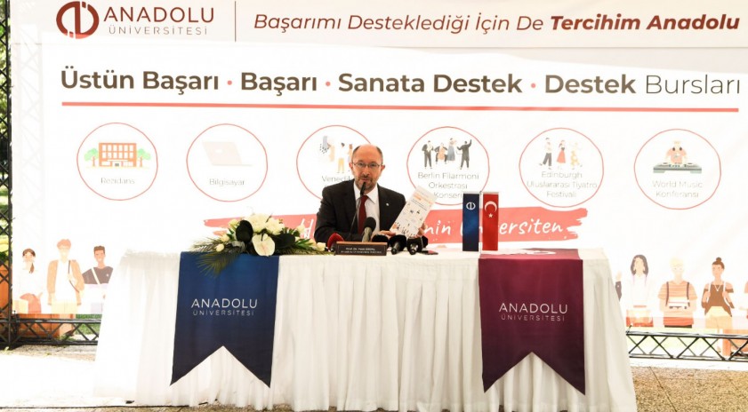 Rektör Prof. Dr. Erdal, Anadolu Üniversitesi Başarı Burslarını kazanan öğrencileri bizzat arayarak tebrik etti
