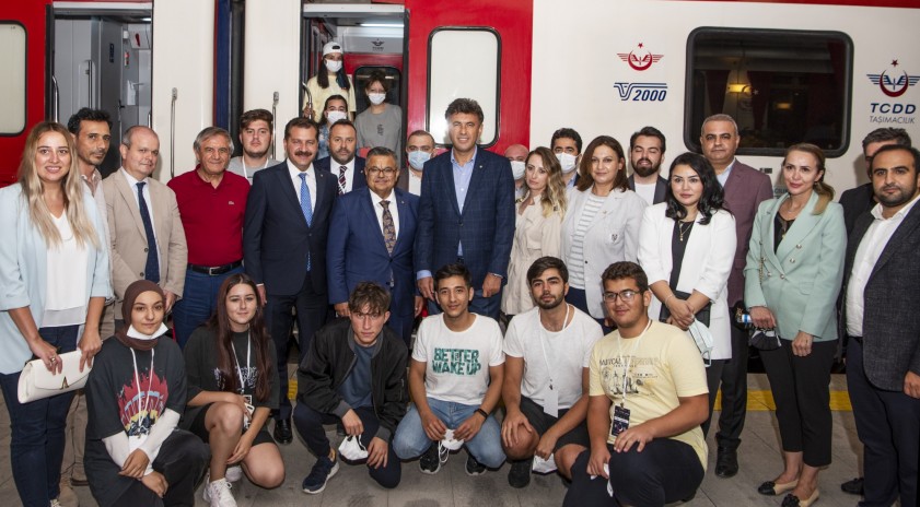 Millî Mücadele yolunda Zafer Trenini Eskişehir durağında Anadolu Üniversitesi de karşıladı
