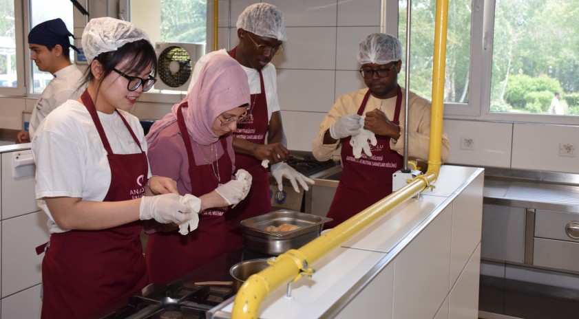 Üniversitemizde TÖMER öğrencilerimizin de katıldığı "Türk Mutfağı Atölyesi" gerçekleştirildi
