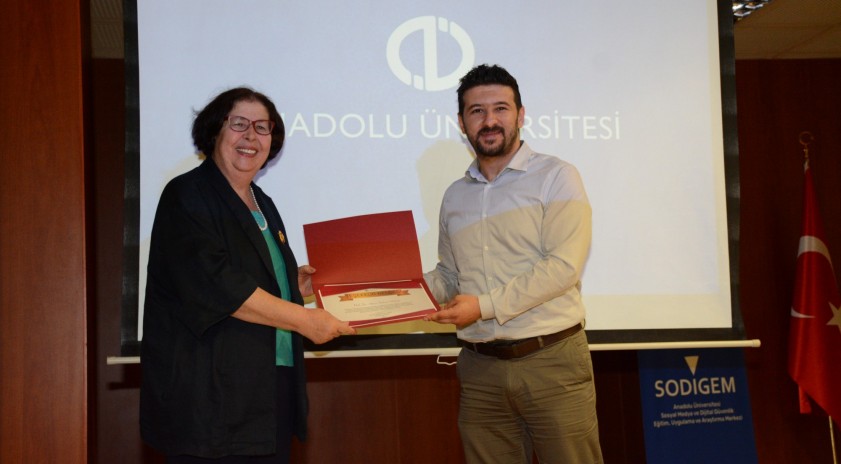 Anadolu Üniversitesinde “Dijital Obezite” konuşuldu