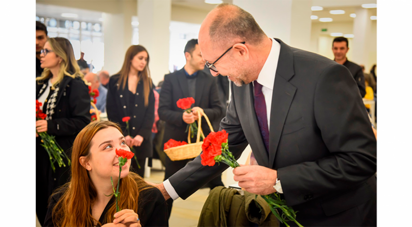 Anadolu Üniversitesinde 8 Mart Dünya Kadınlar Günü çiçeklerle kutlandı