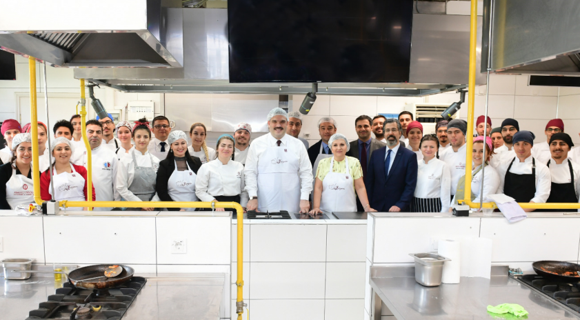 Prof. Dr. Çomaklı gastronomi ve mutfak sanatları öğrencileriyle makarna yaptı