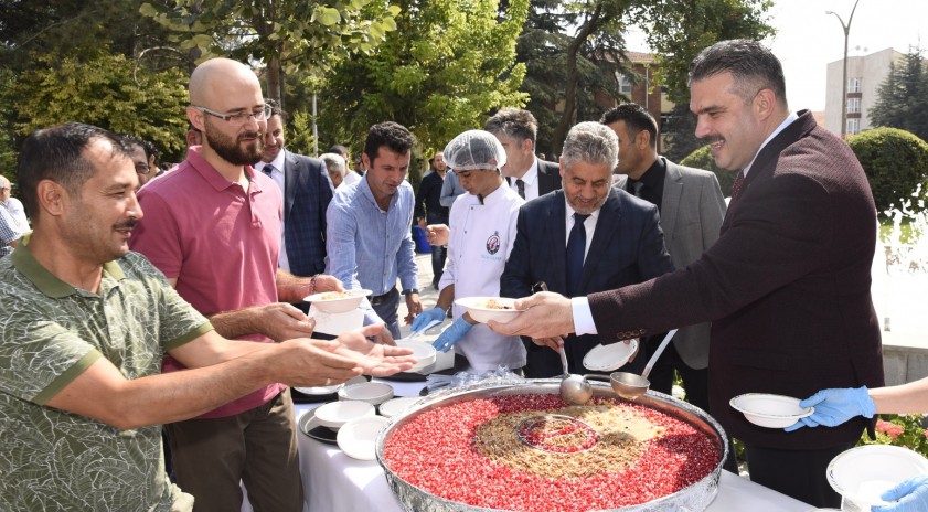 Rektör Çomaklı, üniversite personeli ve öğrencilere aşure dağıttı