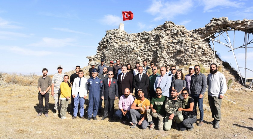  Vali Çakacak, Karacahisar Kalesi kazı çalışmalarını yerinde inceledi