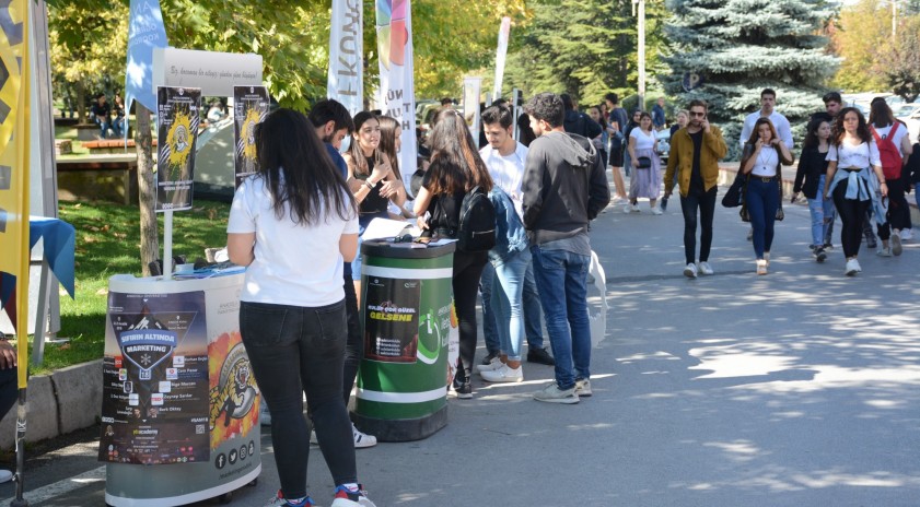 Öğrenci kulüpleri yeni öğrencileri bekliyor