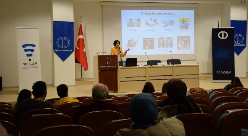 Eğitim Fakültesi'nde "Teknolojinin İstenmeyen Çıktıları" konuşuldu