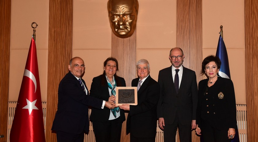 Prof. Dr. Çömlekçi Mesleki ve Akademik Saygı Ödülüne layık görüldü