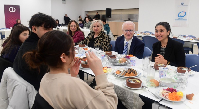 Anadolu Üniversitesi ailesi 3 Aralık Dünya Engelliler Günü’nde öğrencilerle yemekte buluştu