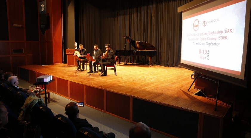 Anadolu Üniversitesi ev sahipliğinde ÜAK SDEK Genel Kurul Toplantısı gerçekleştirildi
