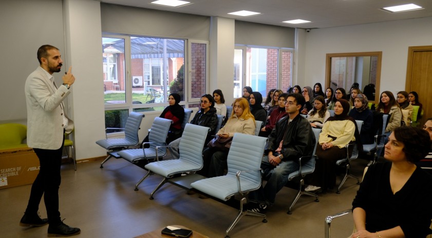 DİLKOM’da öğretim elemanları ve öğrenciler için ses sağlığı semineri verildi