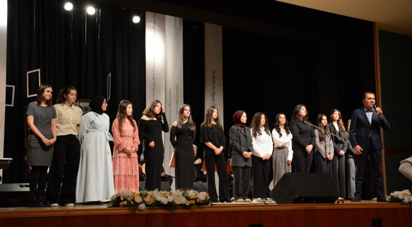 Liseli gen&ccedil;ler Anadolu T&uuml;rk&uuml;lerinin sesini y&uuml;kseltti 