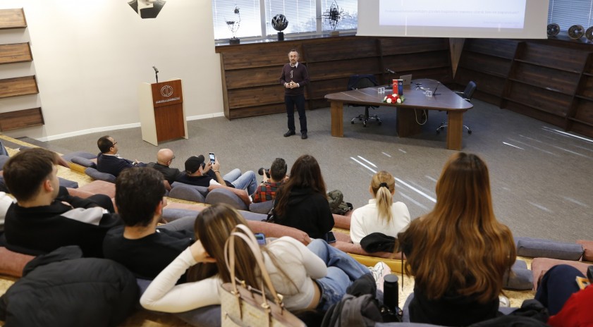 Anadolu &Uuml;niversitesinde yapımcılık deneyimleri &ouml;ğrencilerle buluştu