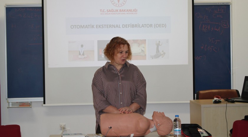 Yunus Emre MYO&rsquo;da taşınabilir şok cihazının ilk yardımda kullanımı anlatıldı