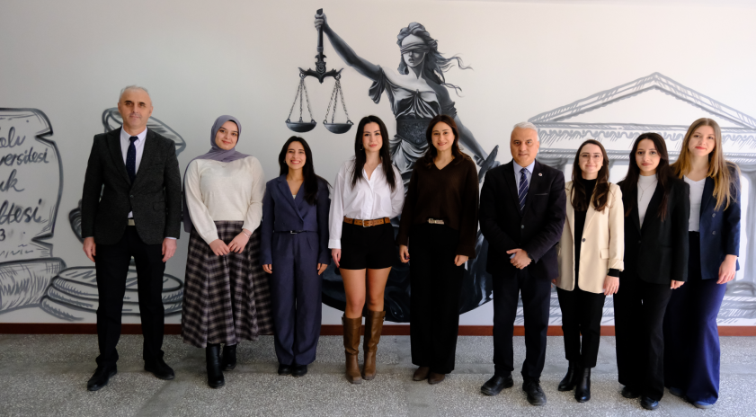 Hukuk Fak&uuml;ltesinden T&uuml;rkiye &ccedil;apında b&uuml;y&uuml;k başarı
