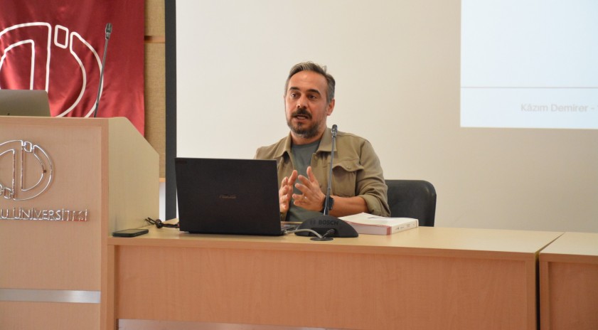 Edebiyat Fak&uuml;ltesinde Barış Man&ccedil;o semineri