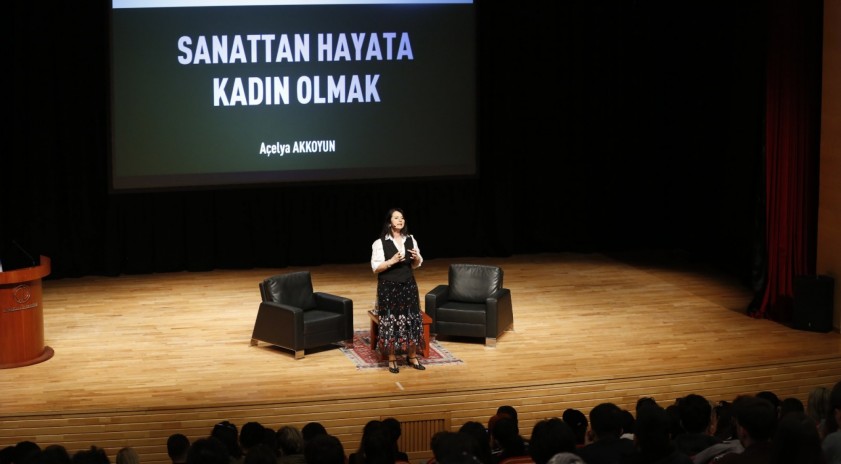 &Uuml;nl&uuml; Oyuncu A&ccedil;elya Akkoyun Anadolu &Uuml;niversitesinde &Ouml;ğrencilerle Buluştu