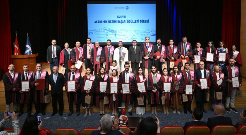 Anadolu &Uuml;niversitesinde 2025 Yılı Akademik &Uuml;st&uuml;n Başarı &Ouml;d&uuml;lleri sahiplerini buldu