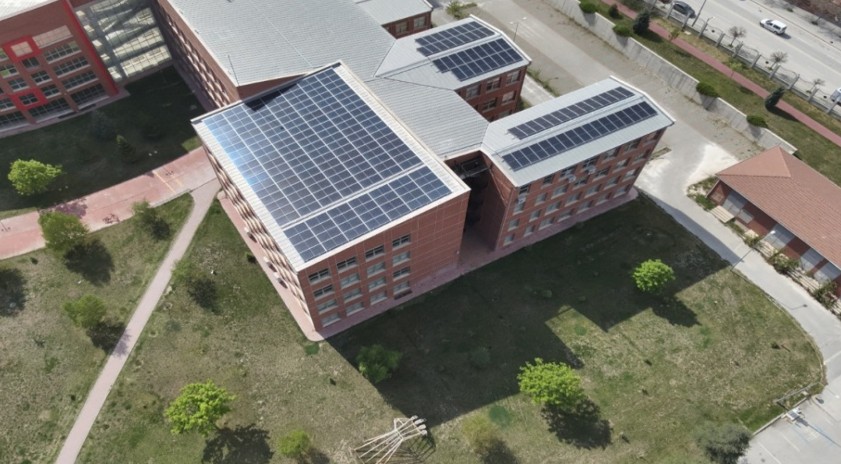 İletişim Bilimleri Fak&uuml;ltesi &ccedil;atısındaki GES yaklaşık 400 bin kWh elektrik &uuml;retti