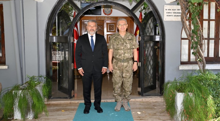 Rekt&ouml;r Adıg&uuml;zel&rsquo;den Kıbrıs T&uuml;rk Barış Kuvvetleri Komutanlığına ziyaret